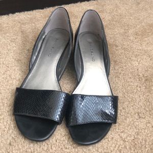 Bandolino black sandal flats